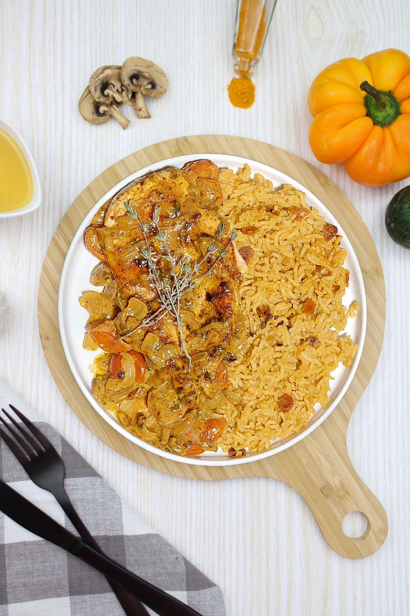 RIZ TANDOORI AVEC BLANC DE POULET À LA SAUCE