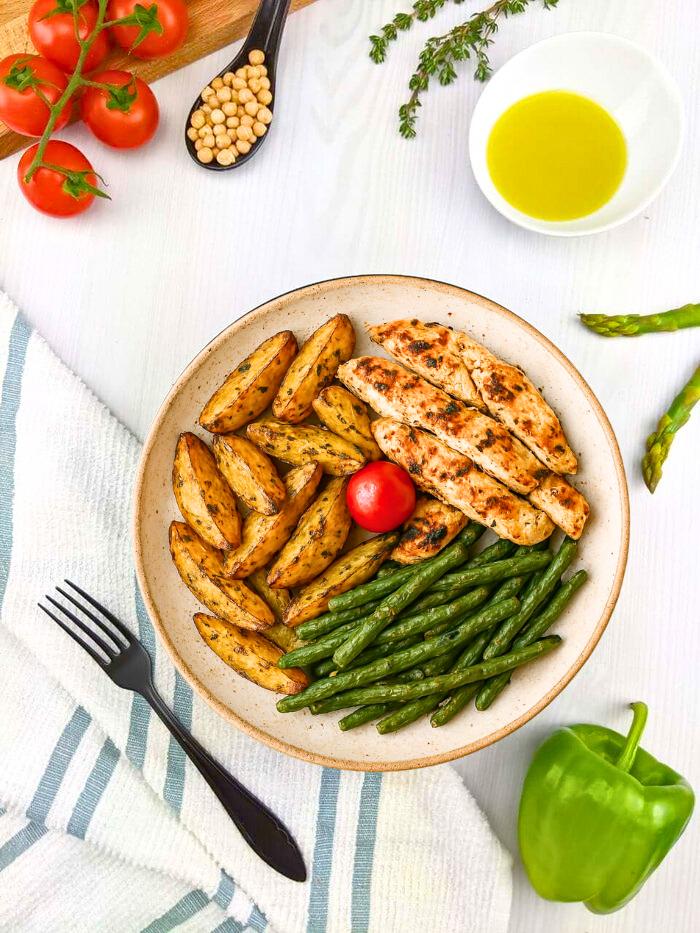 Lamelles de poulet grillé, potatoes rôties & haricots verts
