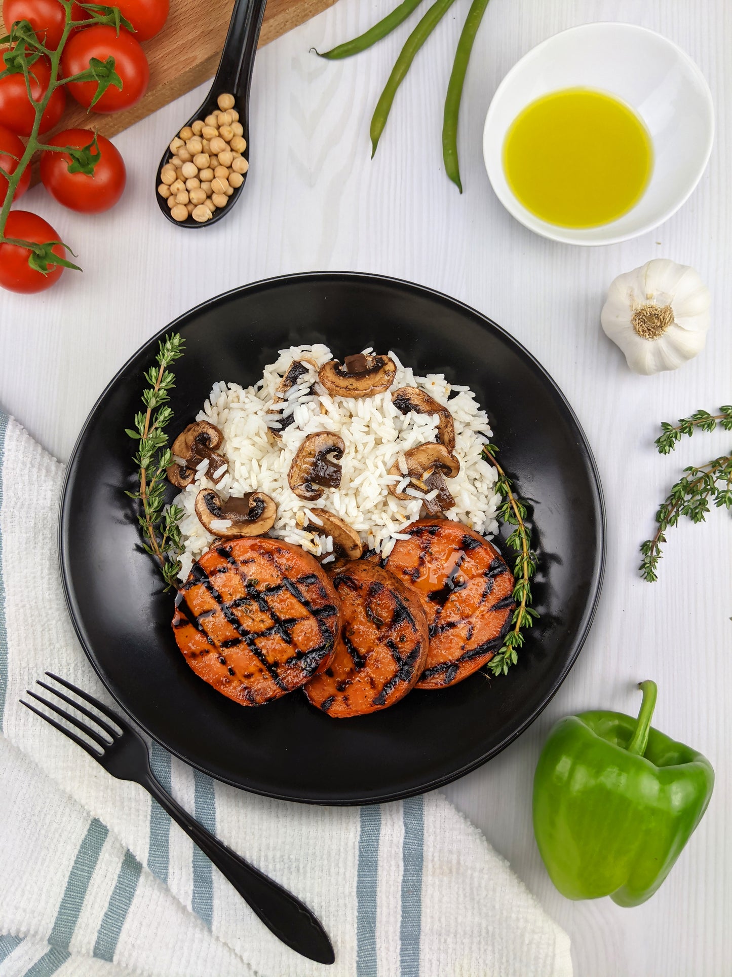 Patates douces grillées à l'ail avec riz blanc aux champignons