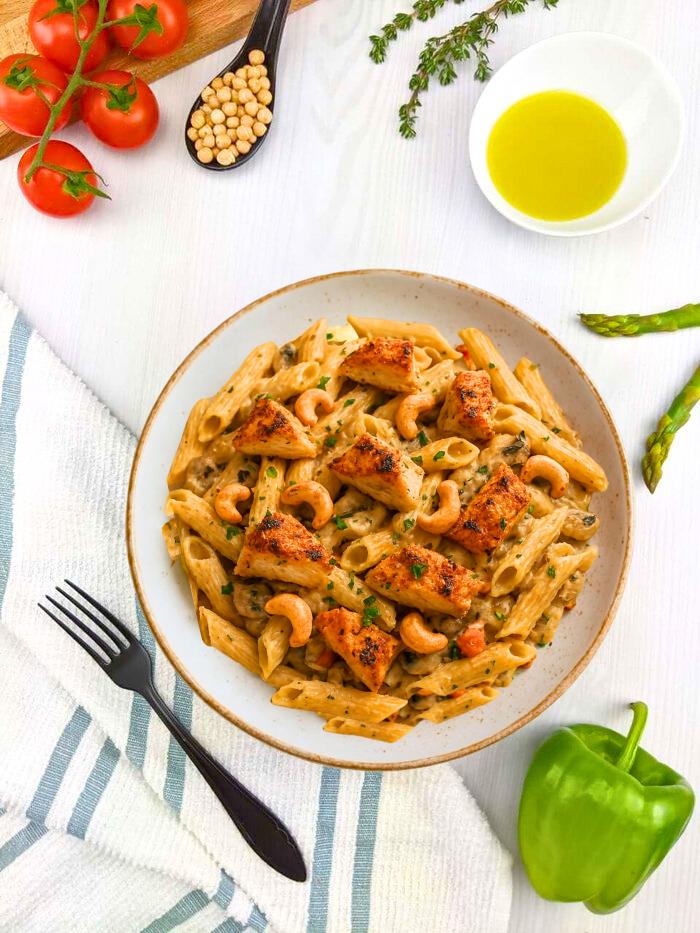 Pennes au blé complet à la sauce champignon & effiloché de poulet avec noix de cajou