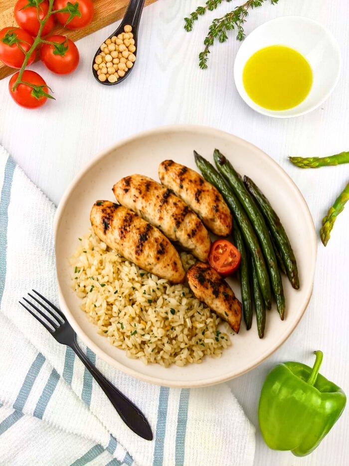 Aiguillettes de poulet, riz complet & haricots verts grillés