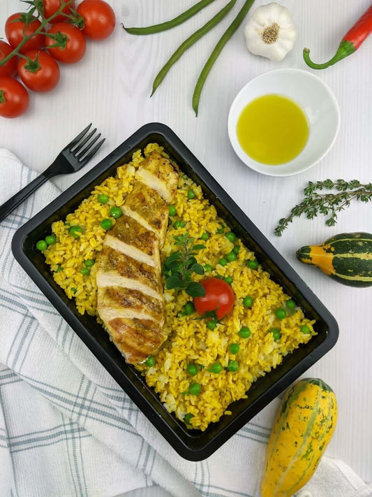 POULET GRILLÉ AU CURRY AVEC RIZ JAUNE ET PETITS POIS