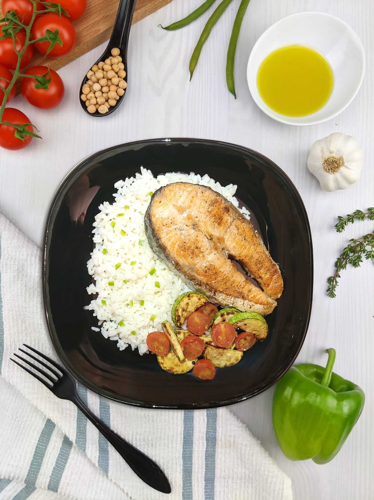 SAUMON AVEC DU RIZ BASMATI ET LÉGUMES SAUTÉS