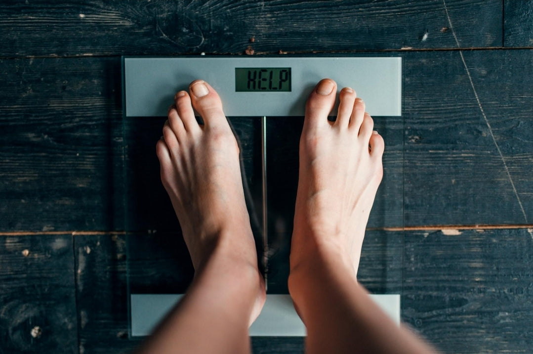 Pourquoi la balance ne bouge pas mais le corps change ?