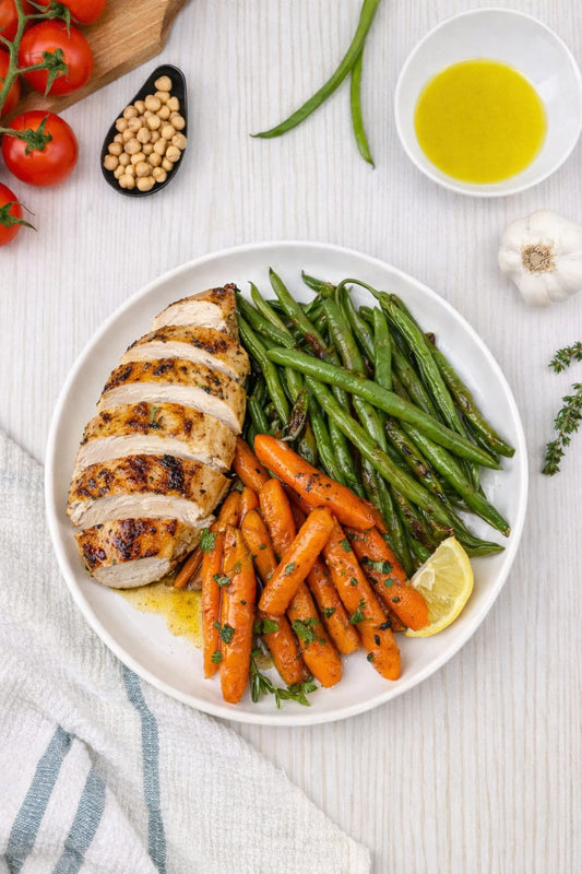 Blanc de poulet avec carottes à l’ail et haricots verts