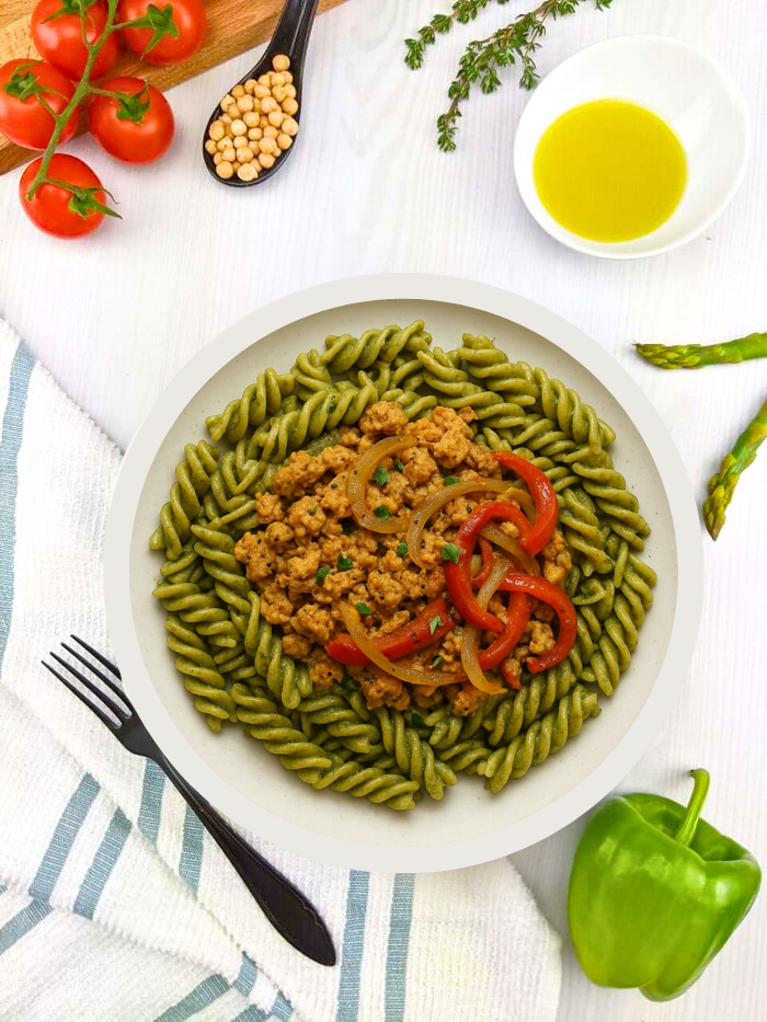 Fusilli blé complet au pesto alla Genovese avec poulet haché aux poivrons