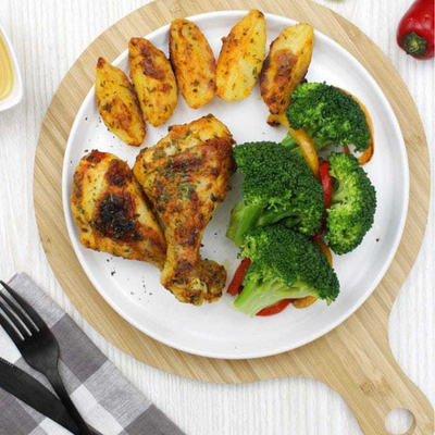 PILONS DE POULET GRILLÉS AVEC POMMES DE TERRE ET LÉGUMES