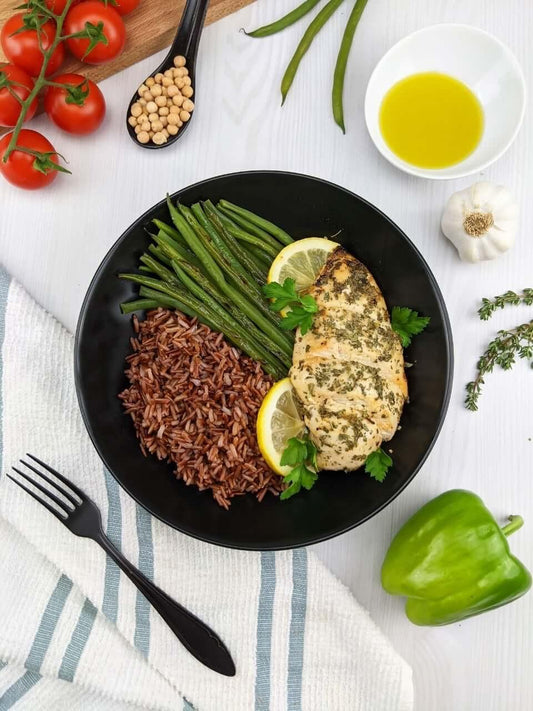 Riz rouge à la sauce tomate 0%, haricots verts & blanc de poulet aux herbes de Provence