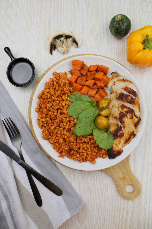 BLÉ À LA SAUCE TOMATE AVEC BLANC DE POULET GRILLÉ ET CAROTTES AU FOUR