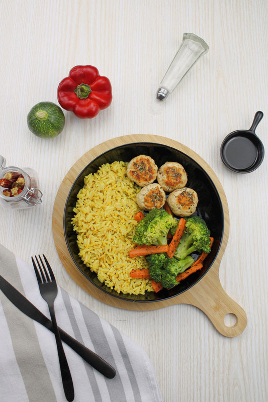 Boulettes de poulet avec riz jaune et légumes rôtis