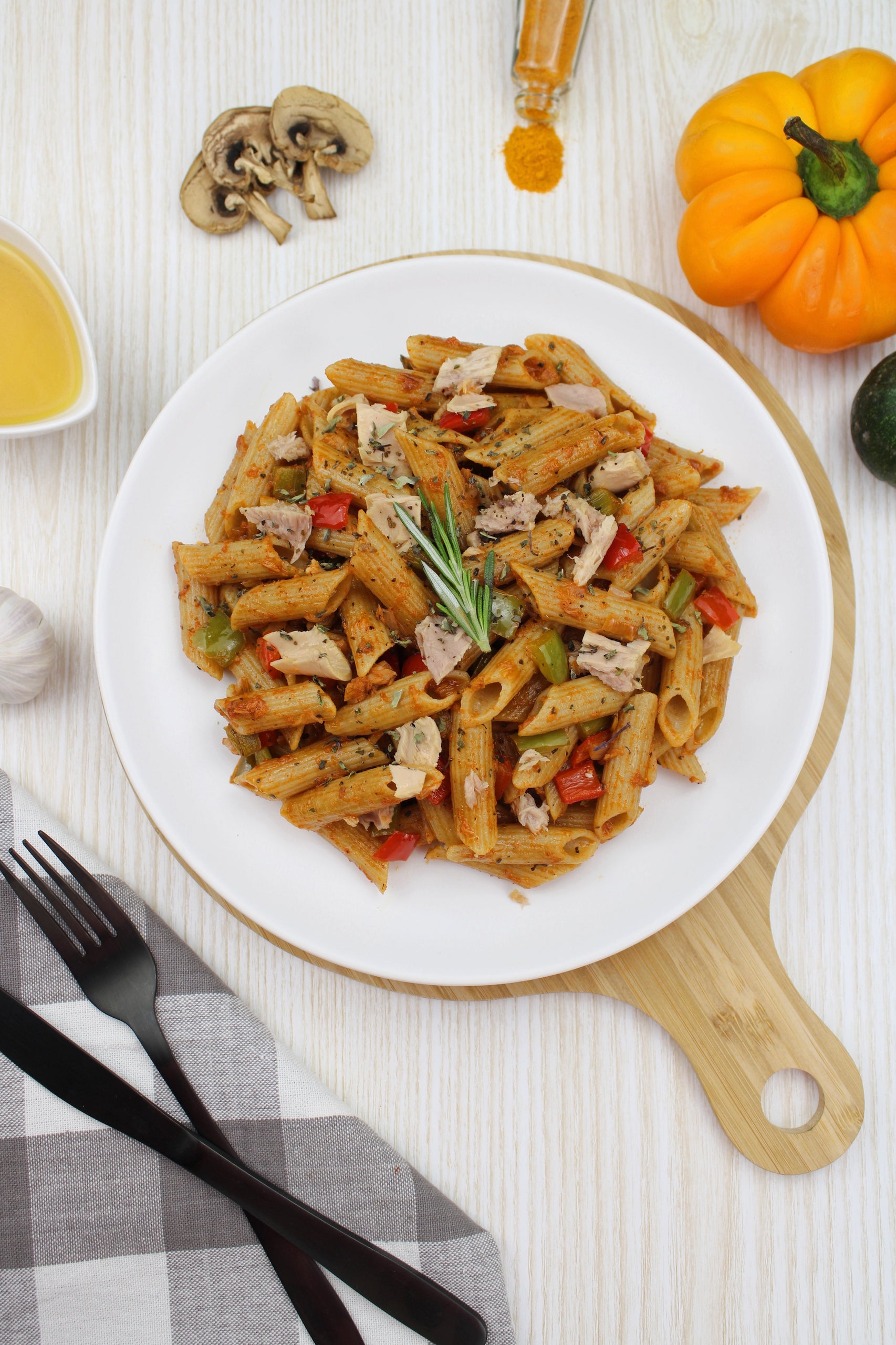 PÂTES COMPLÈTES AU THON À LA SAUCE TOMATE ET THYM